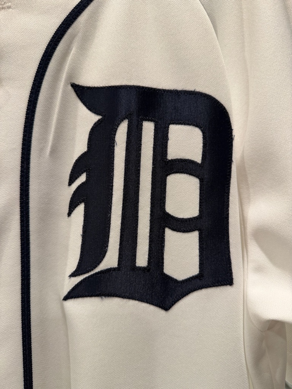 Majestic White Detroit Tigers Baseball Jersey with Navy Detailing - Picture 8 of 10